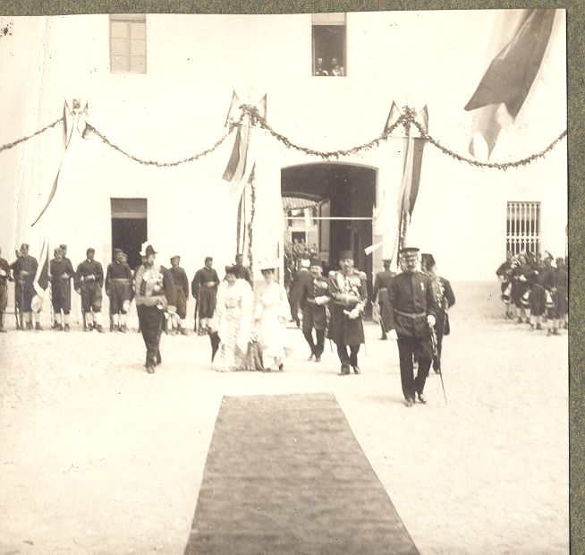 Turski i ostali strani zvaničnici, pred zgradom Monopola duvana u PG, XX vijek,Narodni Muzej Crne Gore, Cetinje